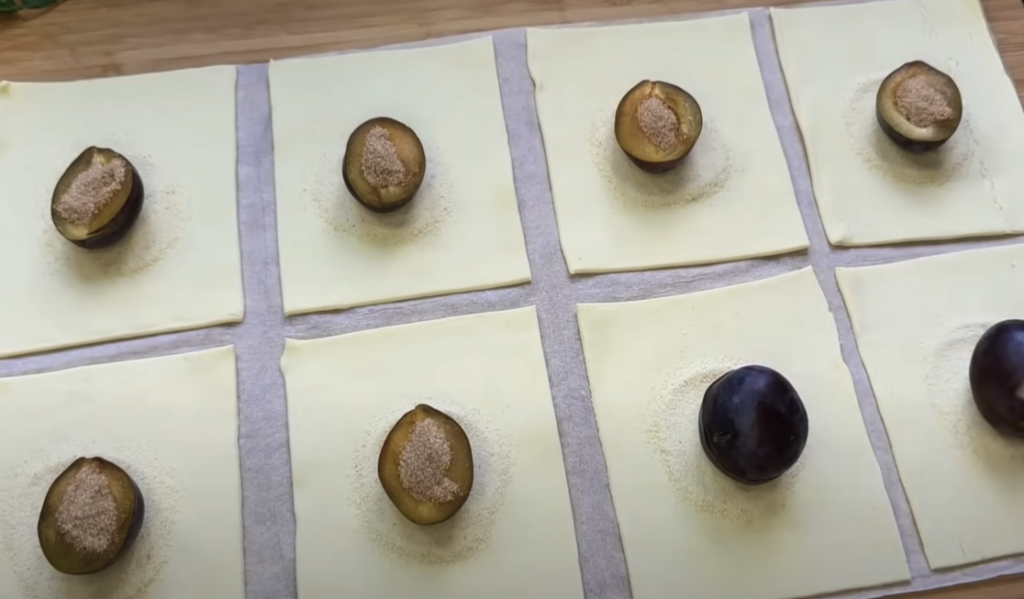 Crispy Plum Puff Pastry Flowers - Τραγανά σνακ για μικρούς και μεγάλους!